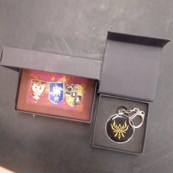 Goodies clé usb + pin's du collector de Fire Emblem Three Ho