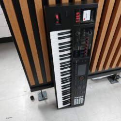 SYNTHETISEURS  Roland FA-06 5 octaves 